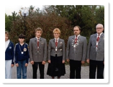 Das Bild zeigt von links stehend die Knigsfamilie mit der ersten Jugendritterin Iris Heinrichsen, dem Jugendknig Ralf Kotyza und dem zweiten Jugendritter Markus Schppner. Den Titel der ersten Ritterin trug Monika Schfer, Schtzenknig war Norbert Khl