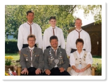 Das Bild zeigt von hinten links stehend die Jugendknigsfamilie mit dem zweiten Jugendritter Andreas Erb, den Jugendknig Timo Gerk und den ersten Jugendritter Peter Schfer. In der Knigsfamilie waren von unten links sitzend, der zweite Ritter Bernhard K