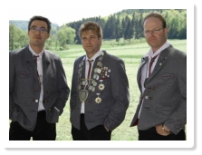 Unser Bild zeigt die neue Knigsfamilie in 2010 von links: 1. Ritter Stephan Weil, Schtzenknig Christoph Grtner und den 2. Ritter Jrg Drr. 